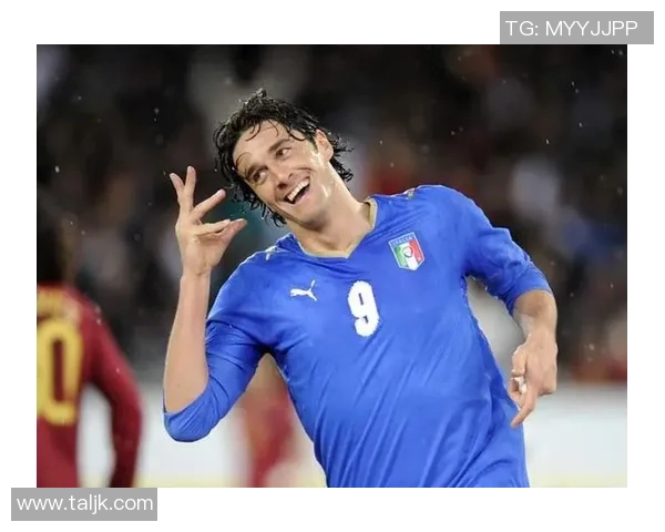 足球球星背手瞬间彰显独特气质诠释赛场上非凡风采